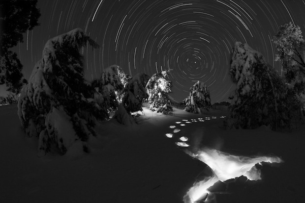 Снег и звездная тропа ночью