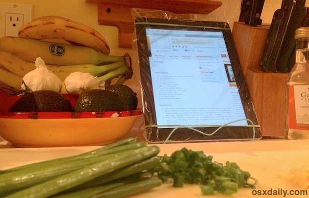 Застежка-молния iPad на кухне отлично защищает от разливов и брызг