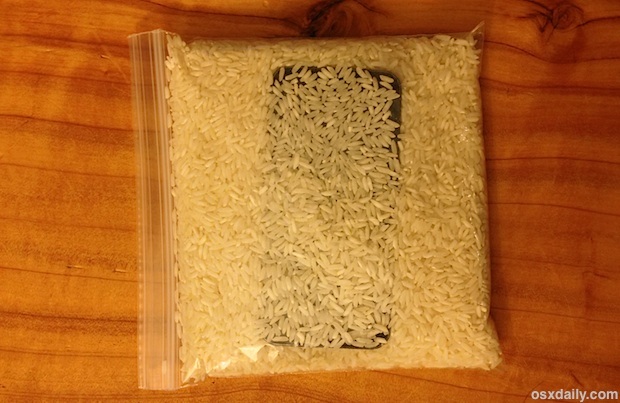 iPhone в мешке с рисом для предотвращения повреждения водой