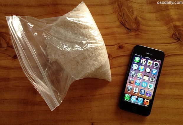 iPhone переживает погружение в воду с мешком для риса