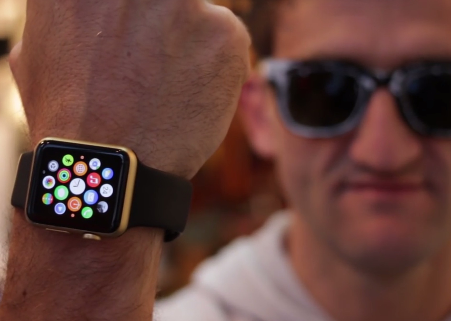 Gold Apple Watch Edition, ну, вроде ... благодаря распылительной краске