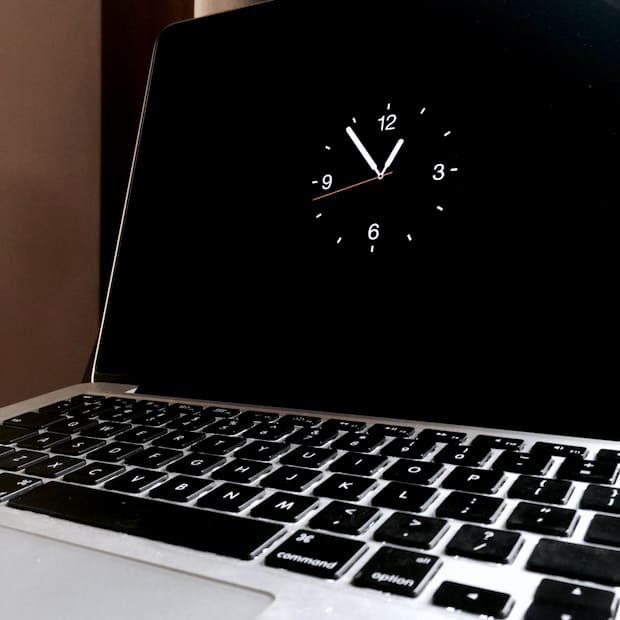 Заставка Apple Watch на MacBook Pro