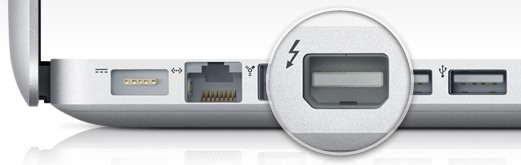 Порт видеовыхода Thunderbolt, показанный на MacBook Pro