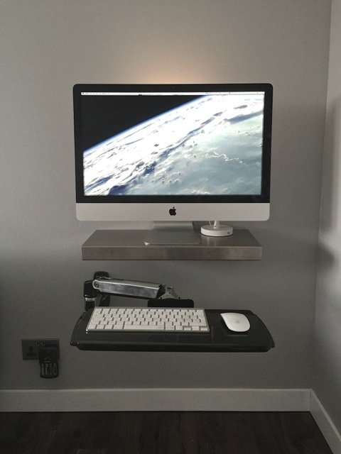 Минималистическая настенная рабочая станция iMac со шарнирной полкой