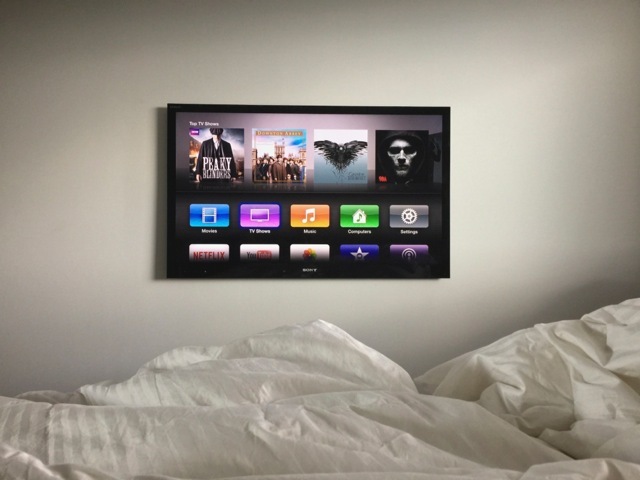 Настенный телевизор с плоским экраном с Apple TV