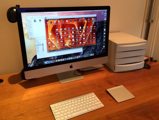Журналистская рабочая станция, стол для помощников с использованием совместного использования экрана на iMac