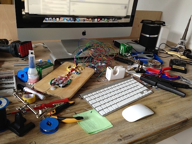 Электрический инженер Mac Desk setup
