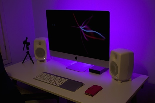 Настройка iMac видео-блоггера и фотографа с фиолетовой подсветкой