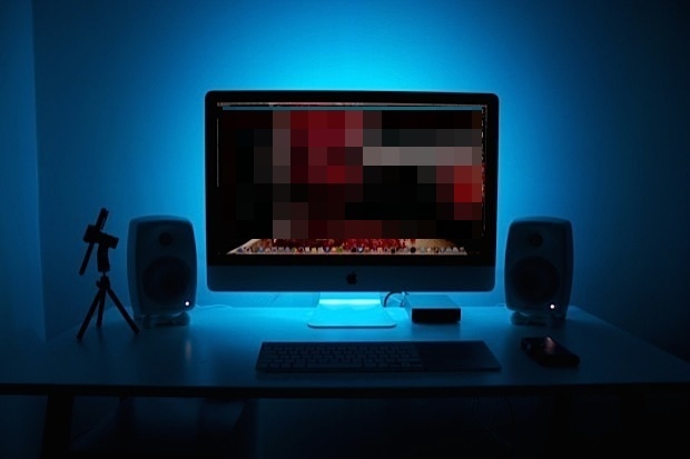 iMac с голубой светодиодной подсветкой