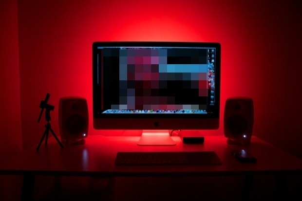 iMac с красной светодиодной подсветкой