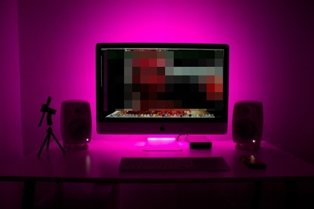Розовая светодиодная подсветка на iMac