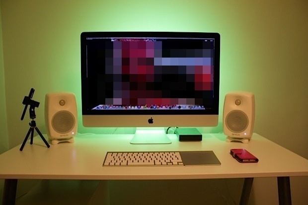 Зеленая подсветка iMac