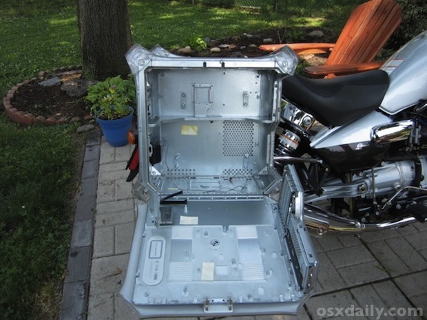 Используемые случаи PowerMac G4 в качестве мотоциклетных седельных сумок