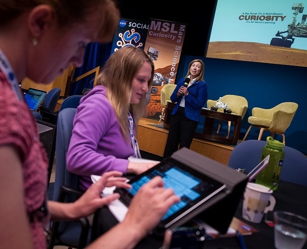 НАСА Марс Любопытствующий работник, использующий iPad