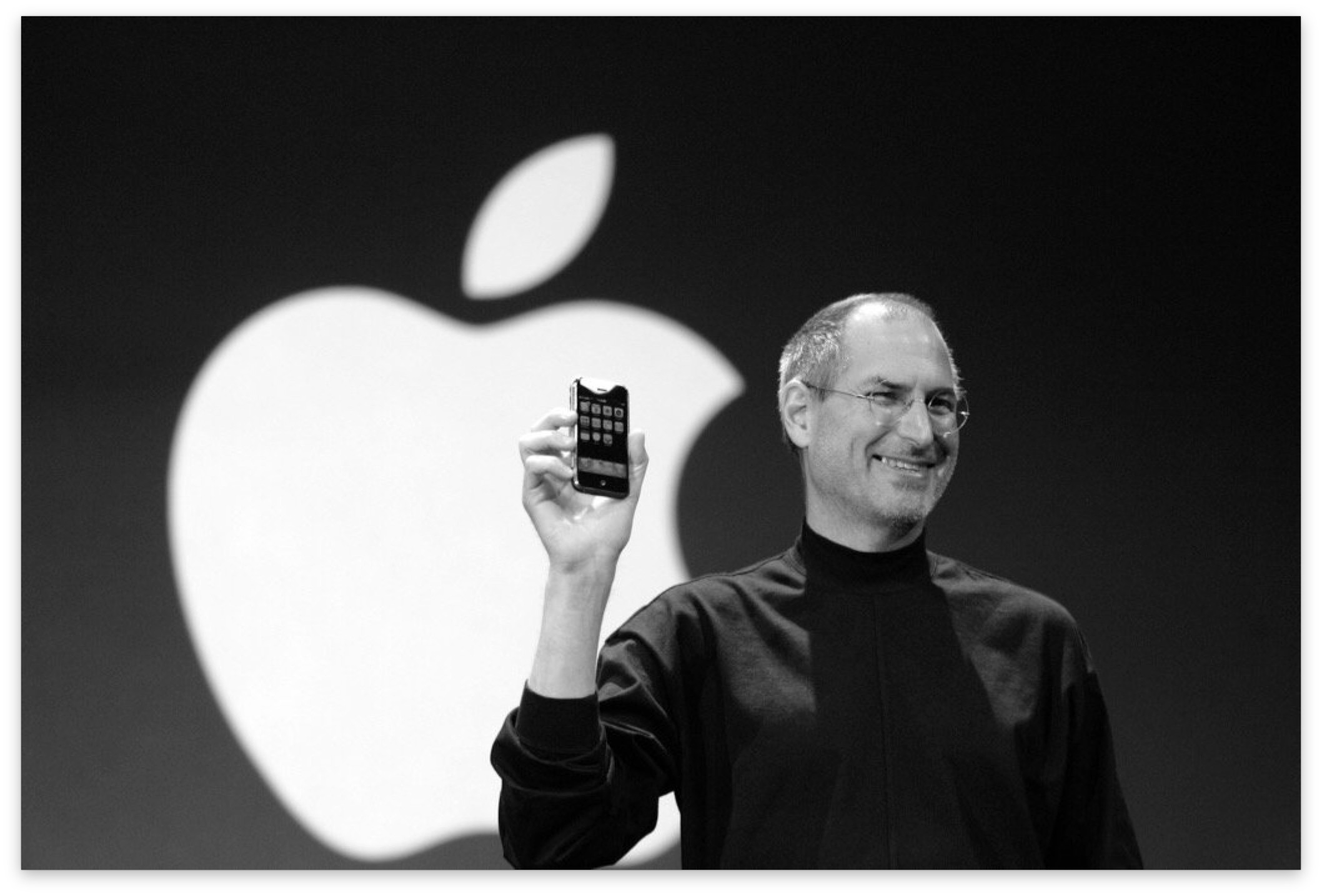 Стив Джобс показывает оригинальный iPhone на сцене